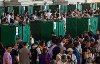 A partir de las 6 de la tarde las urnas se cerraron en Chile y solo quienes permanecen en las filas con intención de sufragar podrán ejercer su derecho al voto. Foto: Getty Images