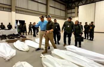 El presidente Abelardo de la Espriella defiende el haber caminado entre bolsas que contenían cuerpos de presuntos integrantes de las disidencias abatidos en Guaviare. Foto: Captura de video Presidencia