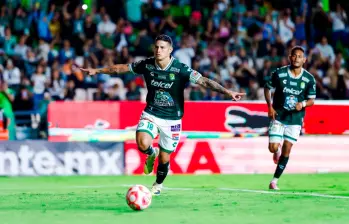 El colombiano James Rodríguez celebra el tanto que marcó con Club León, de penal, en el empate 2-2 ante Mazatlán. FOTO TOMADA X @clubleonfc