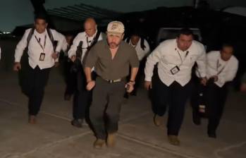 El presidente Abelardo de la Espriella desciende de un helicóptero rodeado de su esquema de seguridad en Santa Marta. Foto: Captura de video.