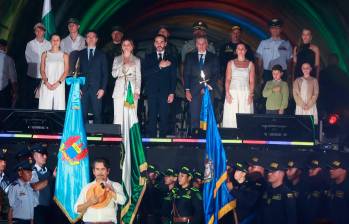 El presidente electo Abelardo De la Espriella (centro) estuvo en el evento junto al alcalde Federico Gutiérrez (izquierda) y el gobernador Andrés Julián Rendón (derecha). FOTO: MANUEL SALDARRIAGA - EL COLOMBIANO