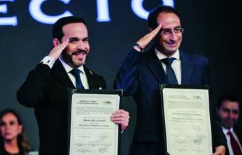 Abelardo De la Espriella y José Manuel Restrepo recibieron ayer sus credenciales como presidente y vicepresidente. El acto estuvo encabezado por el CNE en Corferias, Bogotá. FOTO Colprensa 