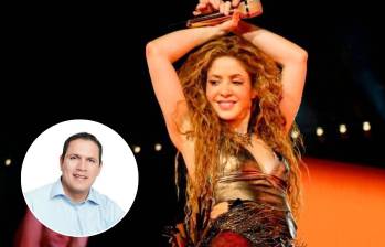 El alcalde Jorge Acevedo asistió al concierto de Shakira luego de implementar un toque de queda en su territorio por múltiples explosiones. FOTOS: Getty y redes sociales