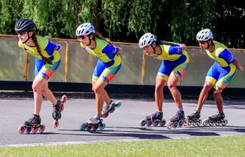 Alejandra Londoño (adelante) junto a Fabriana Arias (segunda), la gran referente del patinaje nacional, en un entreno con Colombia. FOTO: Camilo Suárez