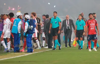 Imágenes del duelo entre DIM y Flamengo que no se pudo disputar por los disturbios que generaron los hinchas rojos. FOTOMANUEL SALDARRIAGA