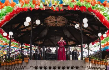 Los mariachis están presentes en toda la ciudad, con sus elegantes atuendos y sus voces, capaces de interpretar con pasión canciones románticas y alegres. FOTO: Oficina de visitantes y convenciones de Guadalajara.