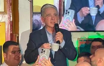 El expresidente Álvaro Uribe en la Tienda Tocayo, de Sabaneta. FOTO: Manuel Saldarriaga