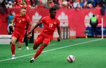  Alphonso Davies, quien es compañero de Luis Díaz en el Bayern, lidera a la selección de Canadá en el Mundial. FOTO AFP