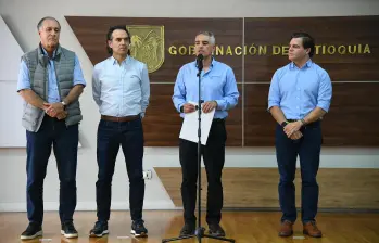 En el micrófono, el gobernador de Antioquia Andrés Rendón. A su izquierda, el alcalde de Medellín Federico Gutiérrez. FOTO: Cortesía