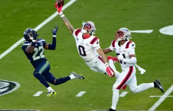 El colombiano Christian González, de 23 años, interrumpió tres pases de ‘touchdown’ en el Super Bowl 2026, siendo uno de los más destacados de los New England Patriots. FOTO: Getty