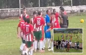 Imágenes del incidente en el partido Jardín–Pueblorrico que debió suspenderse. FOTO: imagen tomada de redes del portal Pueblorrico Mercado Libre y de la cuenta Rafa Flórez.