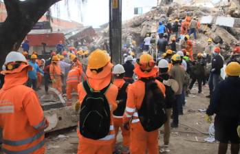 Los rescatistas luchan por encontrar vida bajo los escombros en las diferentes ciudades. Foto: Manuel Saldarriaga.
