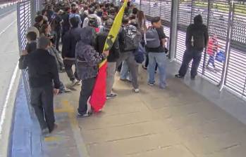 Impresionante avalancha de colados: cerca de 50 personas ingresaron sin pagar a estación de TransMilenio en Bogotá. FOTO: Captura de video 