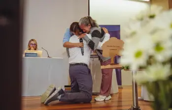 Este abrazo se dio en medio de una audiencia de de consolidación de verdad y determinación de medidas de reparación de la Jurisdicción Especial para la Paz. Foto: JEP. 
