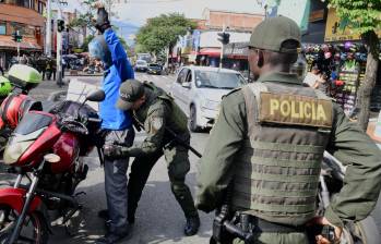 Agentes de policía requisan a un motociclista en la zona de Carabobo. FOTO: Cortesía