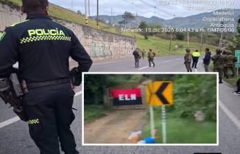 Adelante, la bandera dejada cerca del Alto de Minas. Atrás, autoridades revisan la bandera dejada por el ELN en la doble calzada Bello-Hatillo. FOTO: imágenes tomadas de redes sociales.