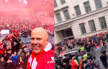 El entrenador del Liverpool Arne Slot, se tomó fotos con los aficionados felices. El accidente se registró durante la celebración en las calles de la ciudad. FOTOS: Tomada de X @LFC y captura de video