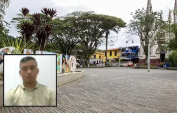 Adelante, el teniente condenado. Atrás, parque del municipio de Frontino. Foto: Julio César Herrera Echeverri.