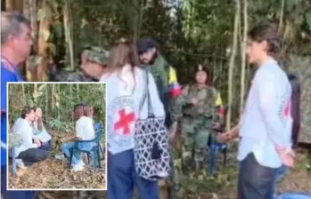 Adelante, las dos niñas secuestradas durante su liberación. Atrás, los miembros del CICR. FOTO: imagen tomada de redes.