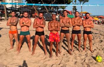 El futbolista brasileño Romario, en el centro de la foto, con pantaloneta roja, de flores, es uno de los mejores delanteros de la historia. Foto: tomada del Instagram de @romariofaria