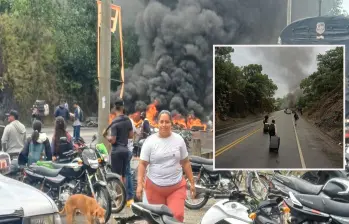 En la foto más pequeña se ve cómo viajeros intentan cruzar uno de los bloqueos. En la imagen del fondo, una manifestación que taponó una de las vías. FOTO: imagen tomada de redes.