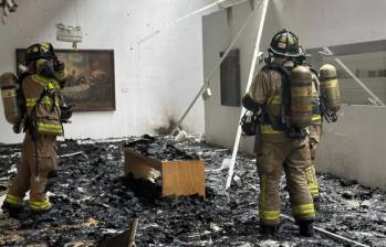 Las autoridades confirmaron que dos personas resultaron heridas, ya que no alcanzaron a salir lo suficientemente rápido del incendio, por lo que inhalaron mucho humo negro. FOTO: BOMBEROS DE BOGOTÁ