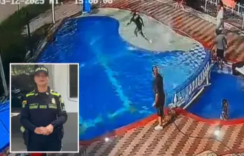 Adelante, la patrullera Stefanny Zapata de la Policía de infancia y Adolescencia. Atrás el momento en el que se lanza a las aguas. FOTO: Cortesía e imagen tomada de redes.