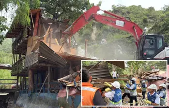 Con obreros y retroexcavadora fue tumbado el “ecoparque” que operaba en San Cristóbal. FOTO: Cortesía.