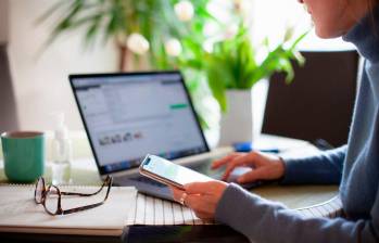 Los aprendices de Claro reciben apoyo del 75% al 100% del salario mínimo según la etapa de formación. FOTO: GETTY