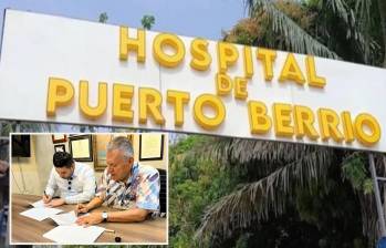 Adelante, el alcalde de Puerto Berrío y el gerente del Hospital La María firman el acuerdo para el manejo del centro médico del Magdalena Medio. FOTO: Cortesía Gobernación de Antioquia