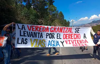 Los manifestantes hicieron bloqueos temporales para no interrumpir el paso de los viajeros, pero clamaron ser escuchados. FOTO: Cortesía
