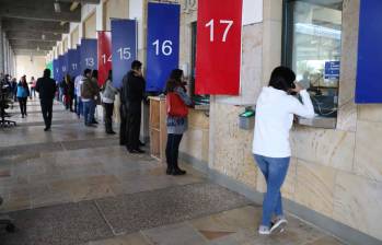 A partir de 2026, el trámite costará US$435 tras la aprobación de una nueva ley fiscal en EE. UU. que impone una tarifa adicional de integridad migratoria. Imagen, archivo EL COLOMBIANO. 