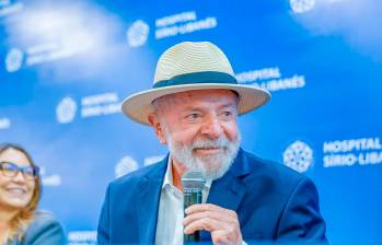 Durante la rueda de prensa en la que anunciaron su salida del hospital, Lula usó un sombrero para tapar las secuelas de la cirugía, pero luego, en una entrevista, se descubrió la cabeza para mostrar dos curas al frente y detrás del cráneo. FOTO: Tomada de X @LulaOficial