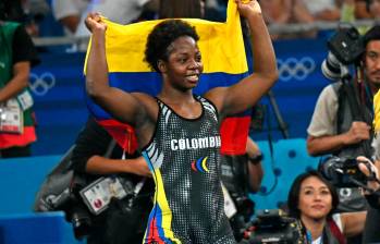 La colombiana Tatiana Rentería fue corriendo por su bandera, tras ganar el bronce y así celebró su primera medalla olímpica. FOTO AFP