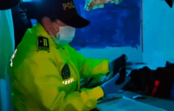En el operativo, las autoridades decomisaron celulares, modems, tarjetas SIM, además de cargadores, manos libres y armas cortopunzantes. FOTO: Captura de video