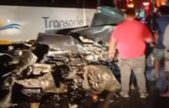 Así quedó uno de los vehículos accidentados en la Medellín-Bogotá. FOTO: Cortesía Denuncias Antioquia.