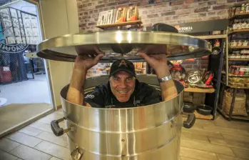 Gonzalo Díaz es el hombre detrás de los Ahumadores Chaquiro, comenzó hace más de 10 años en su taller de mecánica. FOTO Camilo Suárez y Cortesía