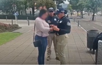 La mujer de ciudadanía venezolana fue interceptada por la Policía de Bogotá. FOTO: CAPTURA DE VIDEO