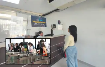 Atrás, usuaria haciendo el registro de Biomic en sede de Migración. Adelante, pasajeros usando las máquinas biométricas del aeropuerto José María Córdova. FOTO: Cortesía