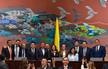 Los nuevos magistrados del CNE junto con la mesa directiva del Congreso de la República, este 25 de agosto. Foto: Senado.