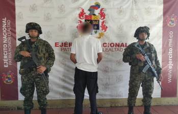 El combatiente desmovilizado junto a dos soldados de la Brigada. FOTO: Cortesía Brigada 11