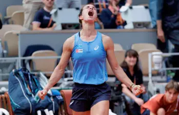 La francesa Loïs Boisson celebra la victoria que la instala en semifinales de Roland Garros. FOTO GETTY 