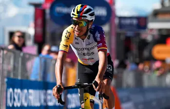 Egan Bernal está cerca del top-10 del Giro, y quizá en la alta montaña que resta entre a ese selecto grupo. Por lo pronto, defender a Arensman es su prioridad. FOTO X-INEOS
