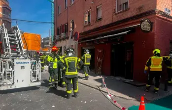 El bar en el que ocurrió la explosión está ubicado en el primer piso de un edificio de apartamentos en la calle Manuel Maroto del distrito de Puente de Vallecas, en Madrid. FOTO: Tomada de X @EmergenciasMad
