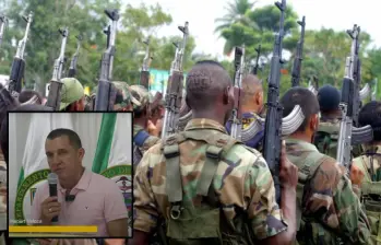 Adelante, Hébert Veloza alias HH, excomandante de las AUC durante el acto de perdón. Atrás, miembros del Bloque Bananero de las AUC durante un acto público en Turbo. FOTO: Jaime Pérez e imagen tomada de redes.