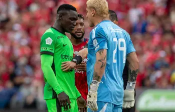 El arquero del Medellín, Washington Aguerre, tuvo un cara a cara con Kevin Viveros, delantero de Atlético Nacional en el reciente clásico paisa. FOTO: JUAN ANTONIO SÁNCHEZ 