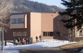 La policía investiga los vínculos de una tragedia que reabre el debate sobre la violencia en el país, apenas meses después del mortal atropello masivo en Vancouver. FOTO: Cortesía Tumbler Ridgelines