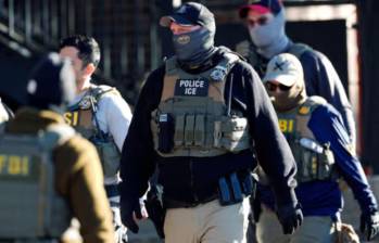 Después de huir por amenazas en Colombia, el padre de esta familia fue detenido por el ICE tras un accidente de auto y su esposa, residente legal, enfrenta sola una orden de desalojo con su bebé. FOTO: Getty