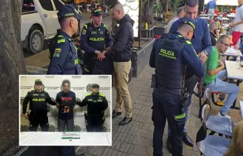 Adelante, uno de los detenidos por el robo de relojes de lujo en la ciudad. Atrás, operativo en El Poblado. FOTO: Cortesía