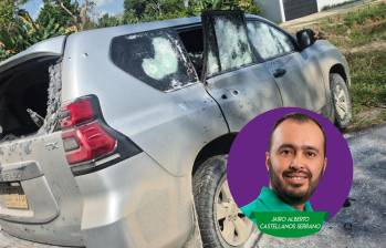 Así quedó la camioneta en la que se trasladaba el equipo. Foto: cortesía.